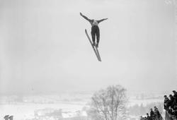 Lillehammerrennet 1933.  Eistein Raabe i hopp.