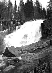 Fossefall i Mesnaelva.