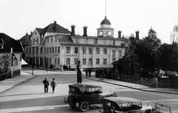 Mesnabrua og Victoria hotel. Lilletorget med statue av Ludvi