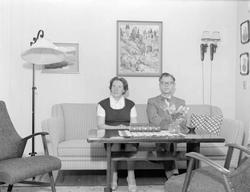 Ektepar forografert i hjemmet.