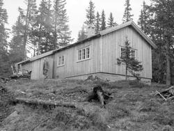 Hytte på Nordseter. Mann i døren.