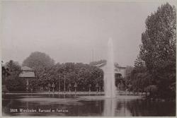 Wiesbaden, Kursaal m. Fontaine [Fotografi]