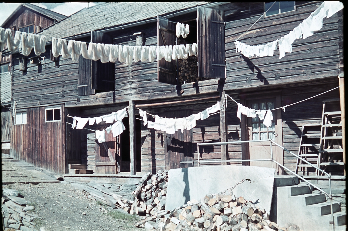 Tekstiler henger til tørk i gårdsrommet til Skjerdingstadgården på Røros.