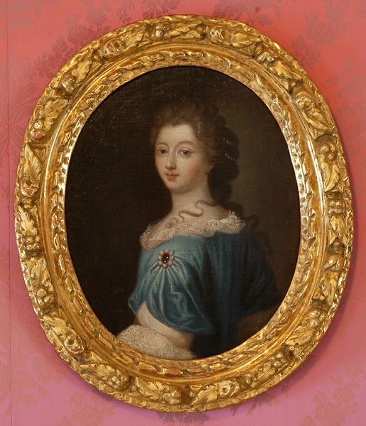Enligt liggaren: Motiv: Bröstbild av kvinna i blå klänning med vit spets (1720).