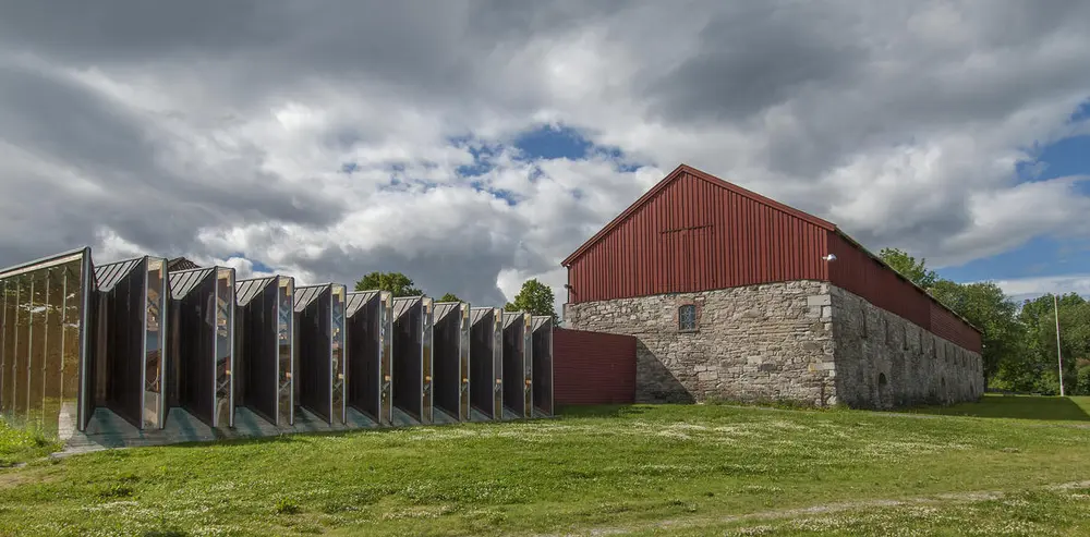 Storhamarlåven er tilbygget et vernebygg av Sverre Fehn, i limtre og glass, som har fått navnet "trekkspillet" på folkemunne blant de ansatte på museet.