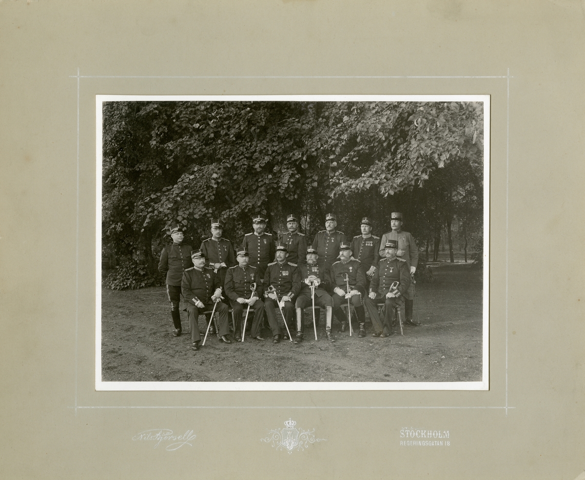 Grupporträtt av officerare vid Infanteriskjutskolan, Rosersberg 1899.
För namn, se bild nr. 3.