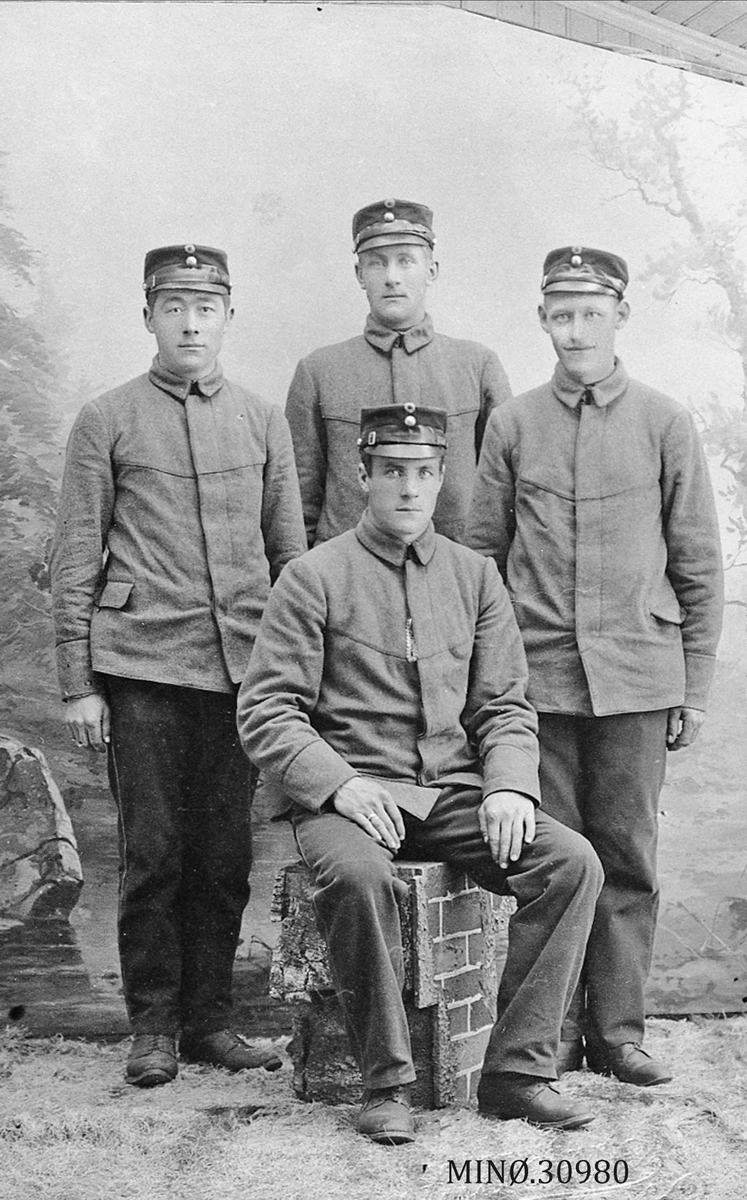 Portrett av unge menn i uniform