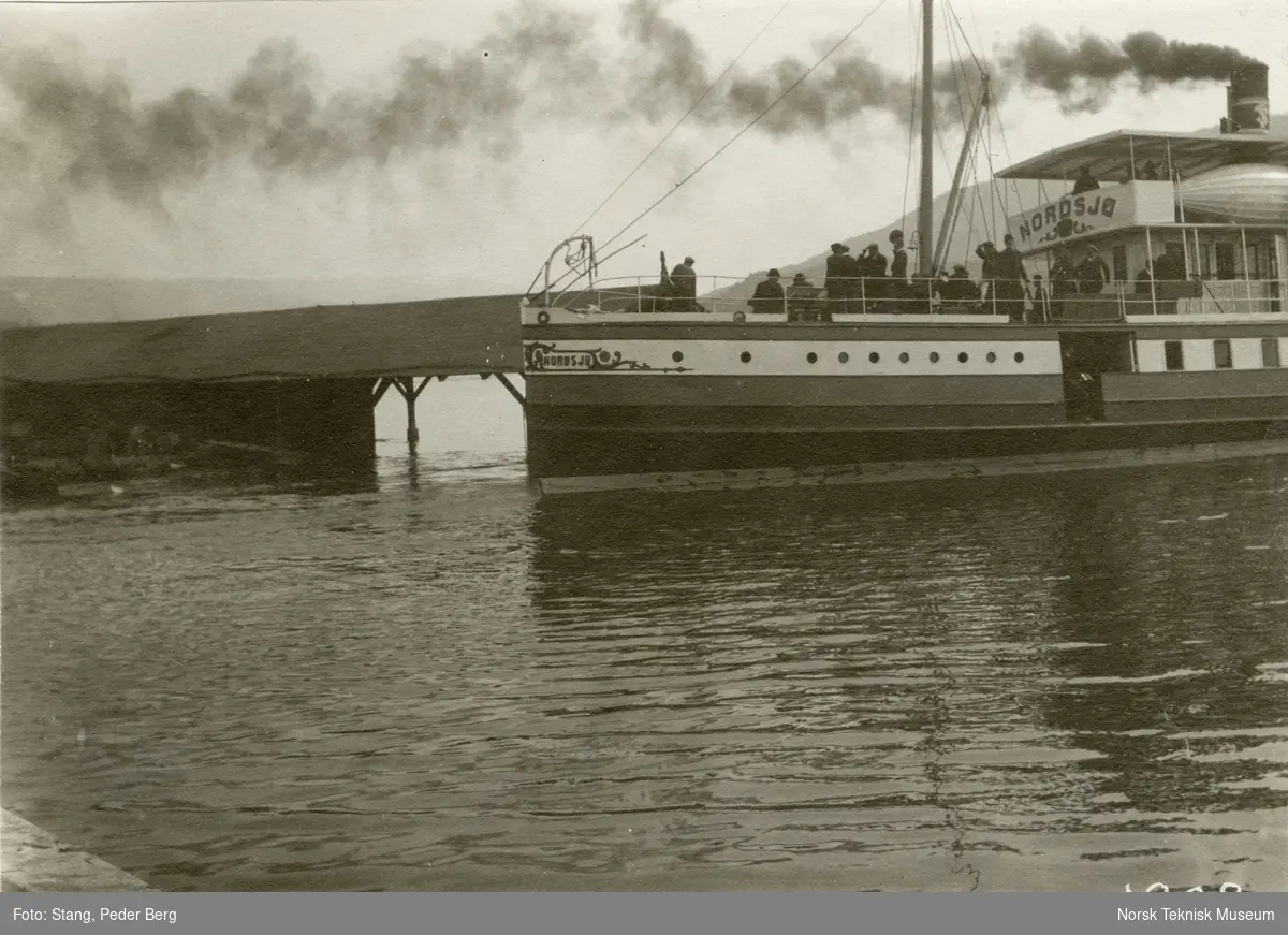 Flom i Heddalsvannet. Dampbåten Nordsjø ved brygga på Notodden, 1908.