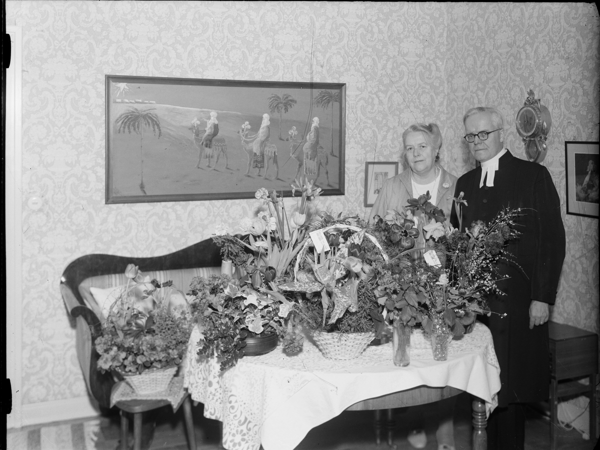 Kyrkoherde Gunnar Brundin omgiven av blommor, Uppland 1960-talet
