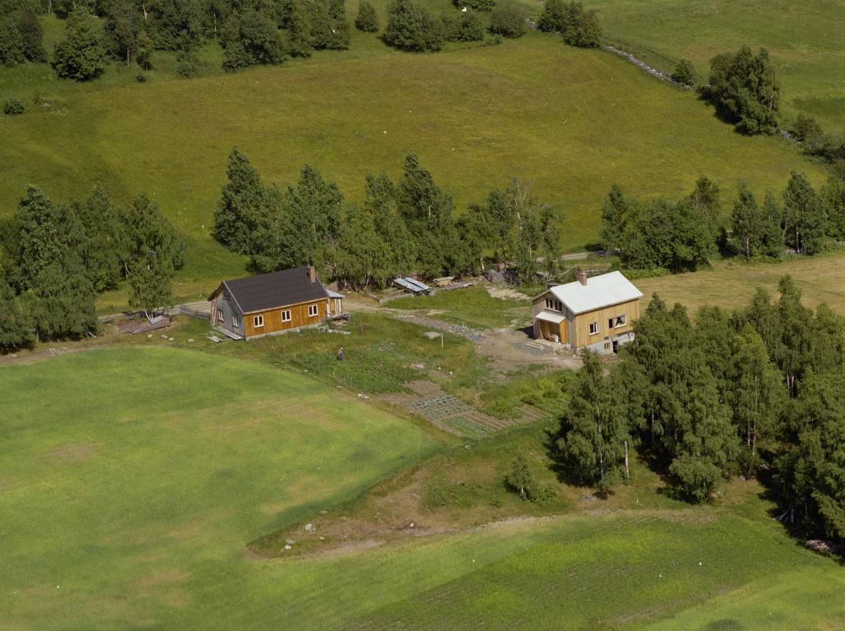 Sør-Fron, Midtre Øverbygda, Soleld (men Solhjell bak på bildet). To bolighus langs Dålåstigen.