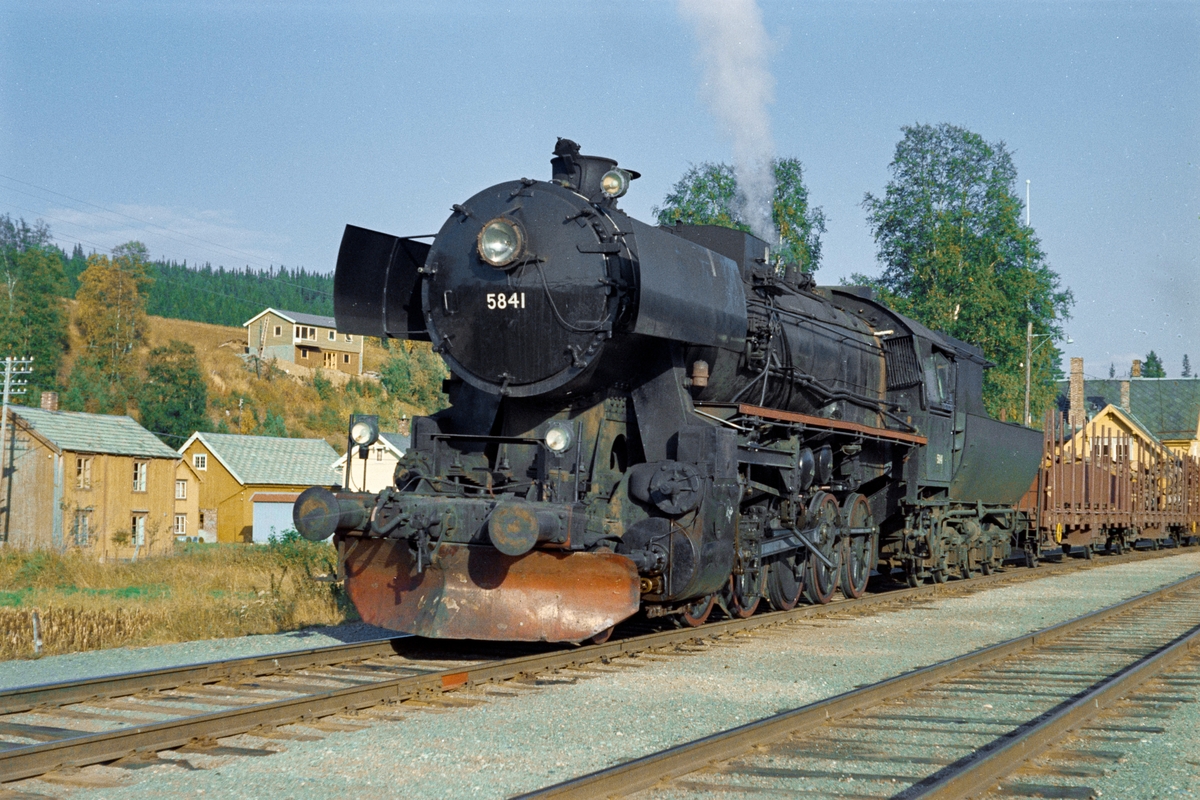 Underveisgodstog på Singsås stasjon på Rørosbanen. Toget trekkes av damplokomotiv type 63a nr. 5841 Dette var trolig et av de siste godstogene på Rørosbanen som ble fremført med damplokomotiv.