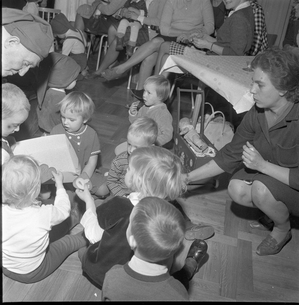 Lekskolan i Gränna, vid jultid 1963. Okända barn och vuxna i tomteluva.
