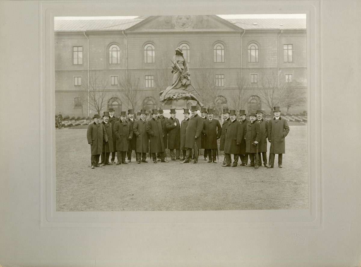 1884-1885 års Karlbergskurs på besök Artillerimuseum (Armémuseum).