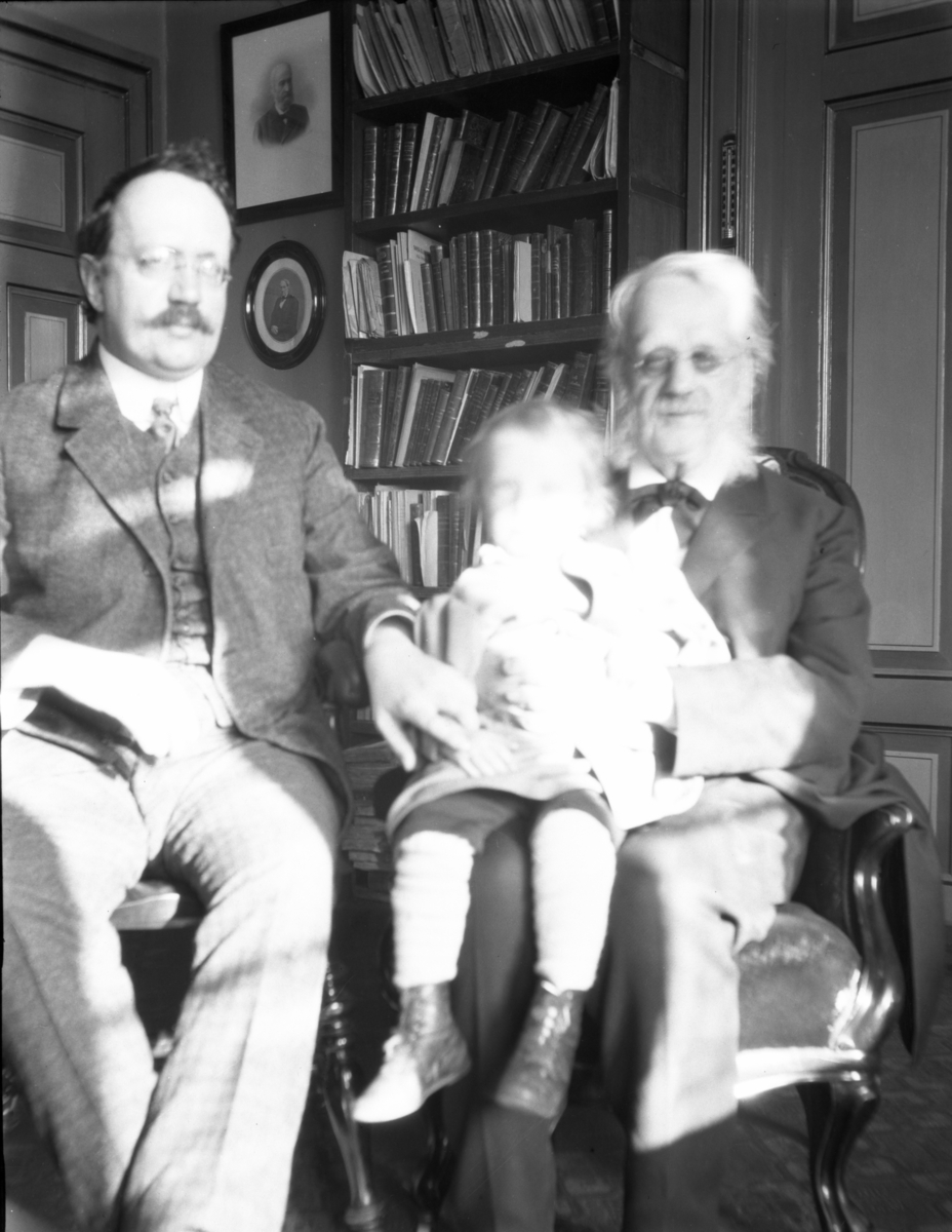 Rikard Berges fotoarkiv. Portretter og landskap. Bilde nr. 13.

Fotografier tatt av Rikard Berge. 642 nummer. Samlingen består av negativer bladfilm. Motivene er ført inn i egen protokoll av Berge. Protokollen har tittel "Bilæt-emne"