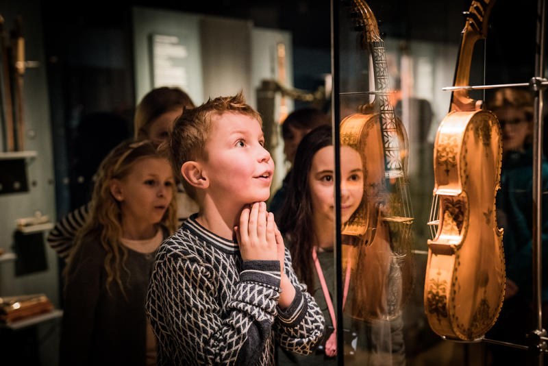 Glad gutt ser på hardingfele Foto: Kristian Wanvik Kulturskolen (Foto/Photo)