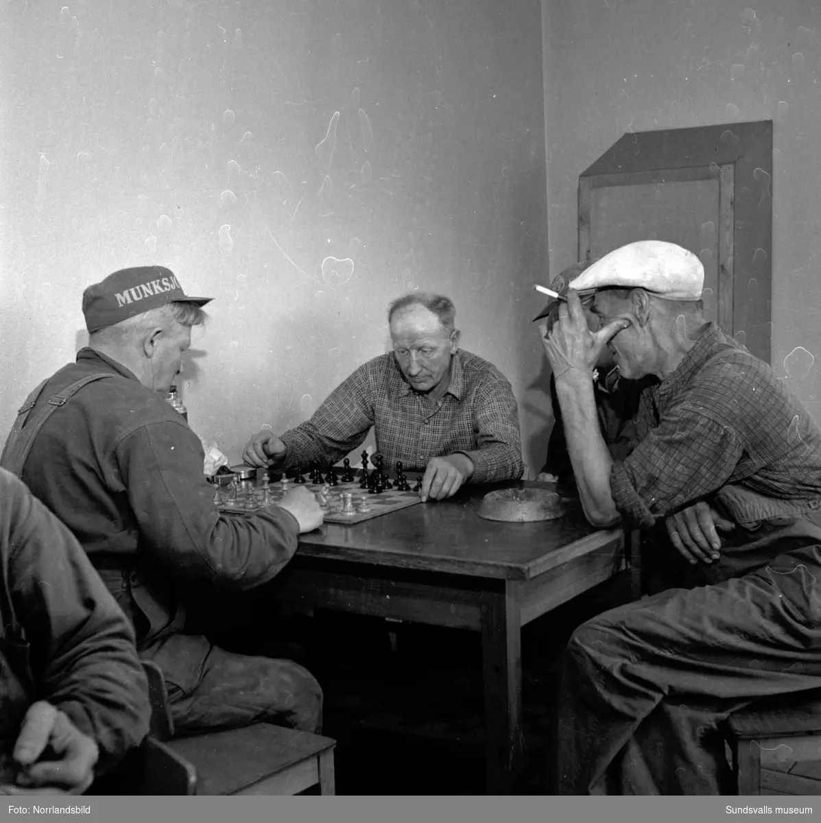 Lunchrum vid Skönviks sågverk. Unikaboxarna är framplockade och efter måltiden passar en del på att spela ett parti schack.