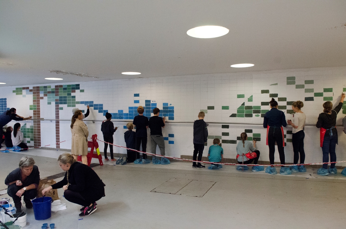 Moi og Salamah skapte et temporært kunstprosjekt sammen med elever i en valgfagsklasse på Ski ungdomsskole. Gjennom de neste ukene skal de se på fargene i byen og landskapet. Kunstnerne ønsket å invitere en gruppe elever til å undersøke Ski gjennom farger. Målet er at de vil se sin hjemby med nye øyne og at vi sammen kan skape nye fortellinger om Ski. Moi inviterte også kunstnar og forfattar Geir Yttervik til å undervise elevane i Josef Albers’ fargelære.