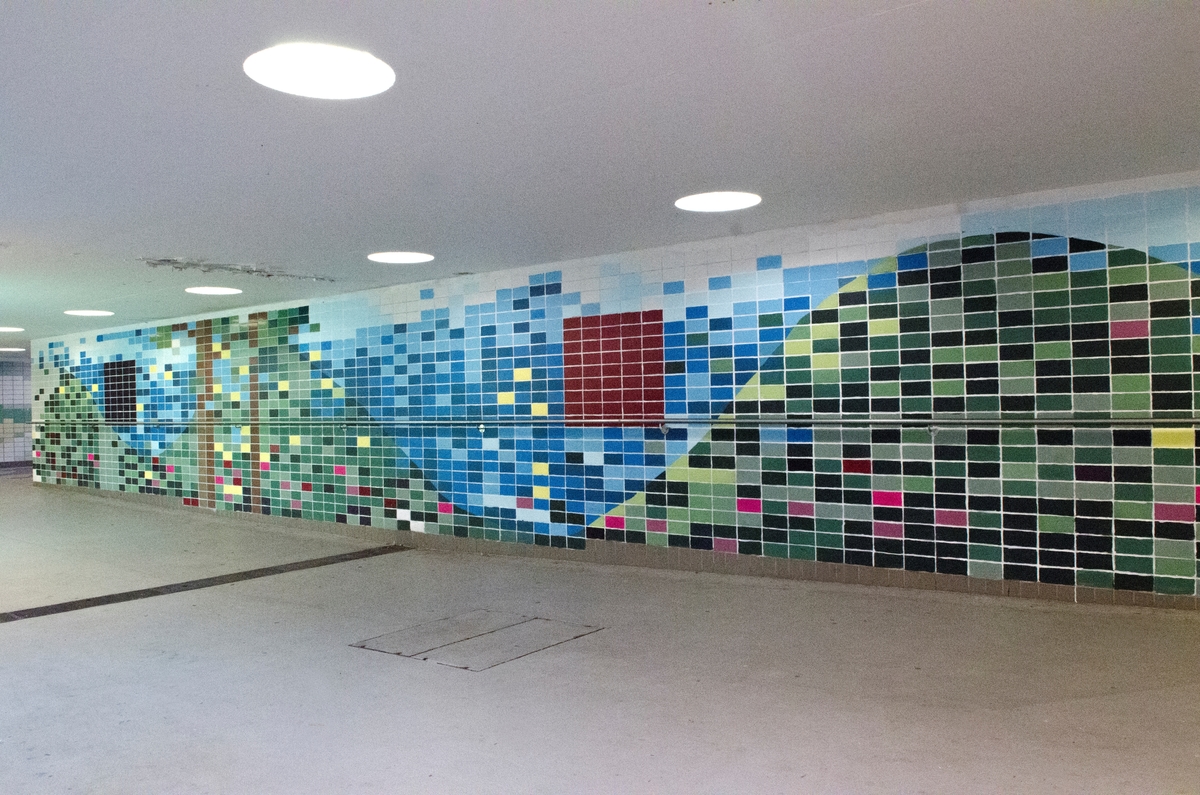 Moi og Salamah skapte et temporært kunstprosjekt sammen med elever i en valgfagsklasse på Ski ungdomsskole. Gjennom de neste ukene skal de se på fargene i byen og landskapet. Kunstnerne ønsket å invitere en gruppe elever til å undersøke Ski gjennom farger. Målet er at de vil se sin hjemby med nye øyne og at vi sammen kan skape nye fortellinger om Ski. Moi inviterte også kunstnar og forfattar Geir Yttervik til å undervise elevane i Josef Albers’ fargelære.