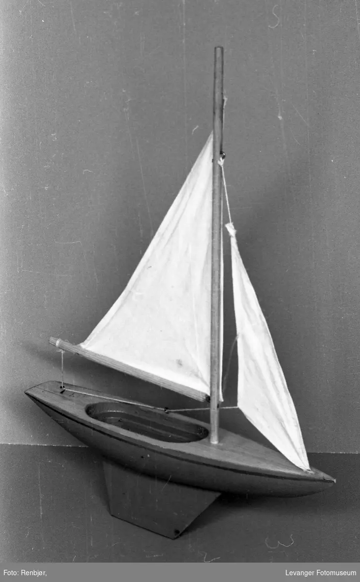 Lærer B. Landrøes modeller, seilbåt.