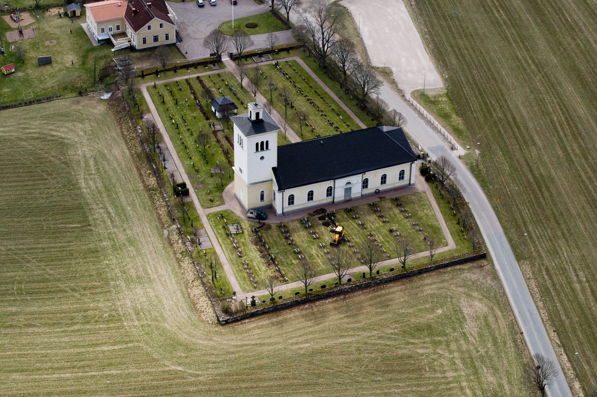 Flygfoto över Adelövs kyrka i Tranås kommun.