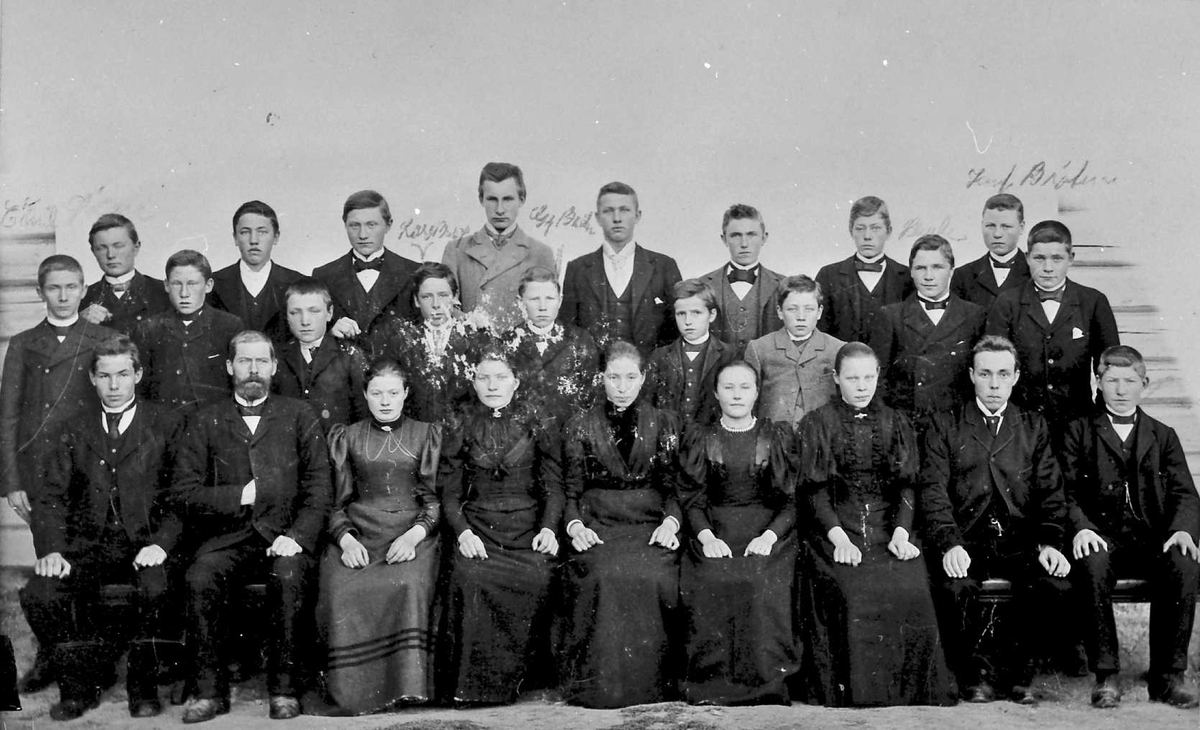 Framhaldskolen i Bergsetsveen ca 1899. Lærer Ourom.