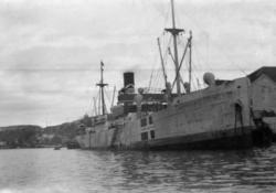 Foto av fartøyet Sevilla. Norsk flagg påmalt skutesida. Bryg