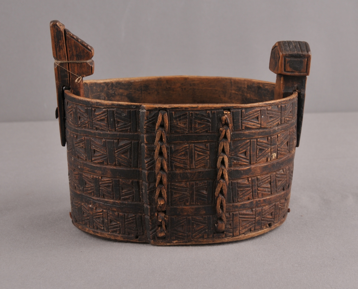 STOLPER OG TREKANTER I MØNSTER