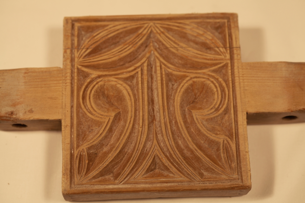 Smørforma er firkanttet med pyramideformet lokk, utskårne hjerte, blad og stjerne.