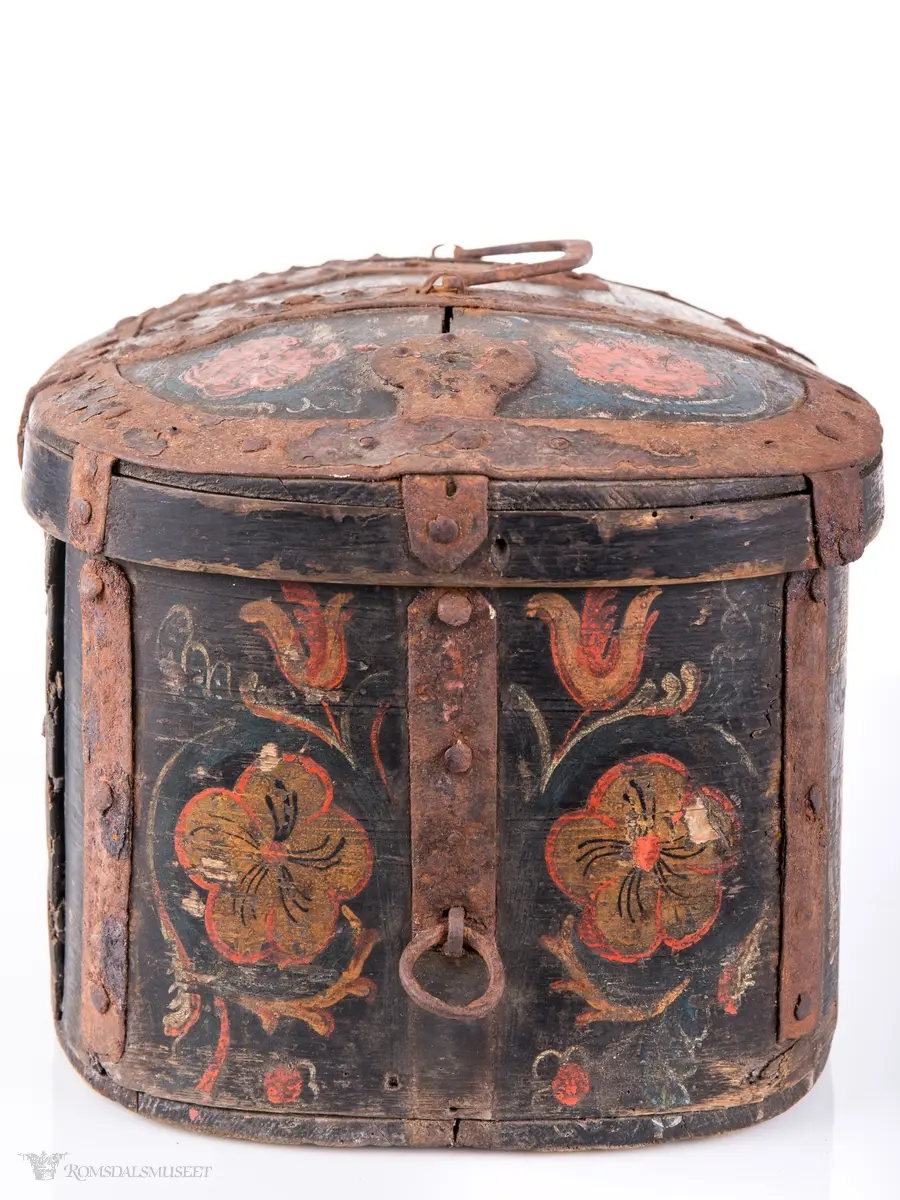 Gjentakende motiv med røde roser og ranker.