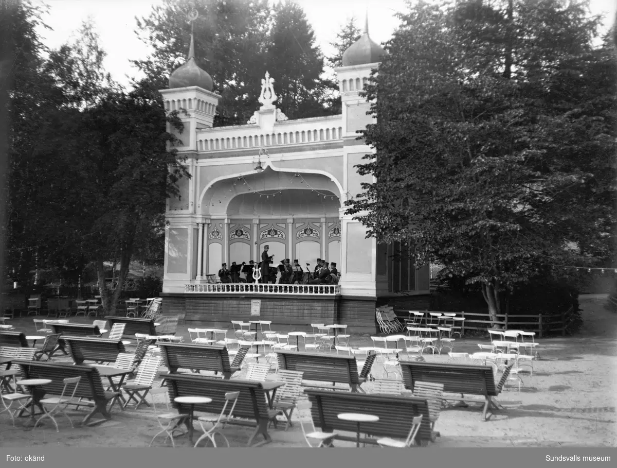 Musikpaviljongen vid sommarrestaurangen Tivoli. Renoverad med nytt utseende någon gång mellan 1915-1918.