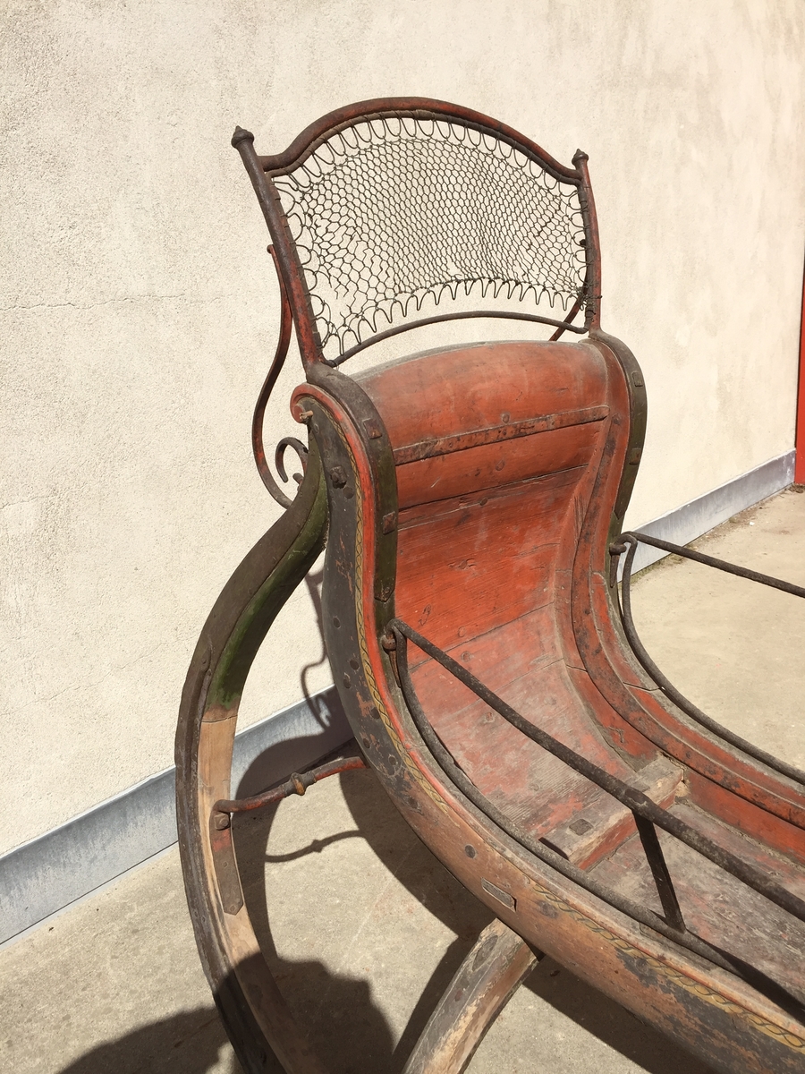 Slede for én hest til persontransport. Ett hovedsete  med svungen fasong for en person. To håndtak på fatings rygg . Ståplass for kusk på meier som er ekstra lange bakover. Ett par skjæker.