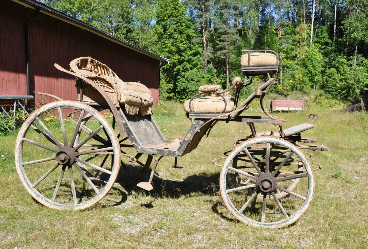 4-hjuls vogn for én hest til persontransport. Hovedsete og mindre motsete. Avtagbar kuskebukk.