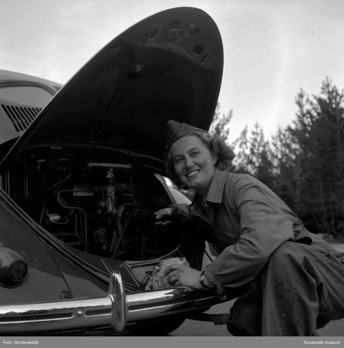 Marianne Larsson vid Sundsvalls kvinnliga bilkår med sin folkvagn på olika platser i Sundsvall. Reportagebilder för tidskriften Bilekonomi som utgavs av IC (OK). Tidningen var föregångare till Vi Bilägare.