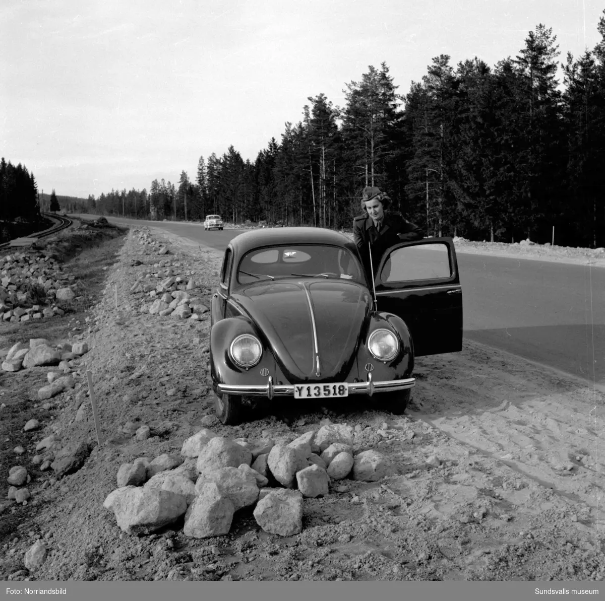 Marianne Larsson vid Sundsvalls kvinnliga bilkår med sin folkvagn på olika platser i Sundsvall. Reportagebilder för tidskriften Bilekonomi som utgavs av IC (OK). Tidningen var föregångare till Vi Bilägare.