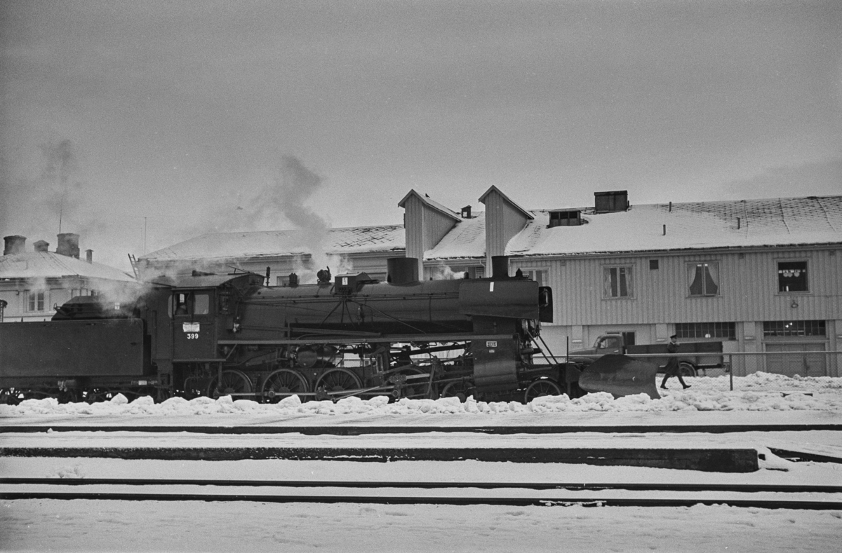 Dagtoget fra Trondheim til Oslo Ø over Røros, tog 302, står klart til avgang på Trondheim stasjon. Toget trekkes av damplokomotiv type 26c nr. 399.