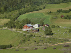 Øyer, Nord-Tretten. Søre Mågåli Gård. Stor, rød driftsbygnin