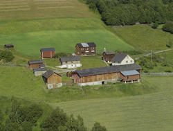 Øyer, Nord-Tretten. Nord-Mågåli, lang, brun driftsbygning, t