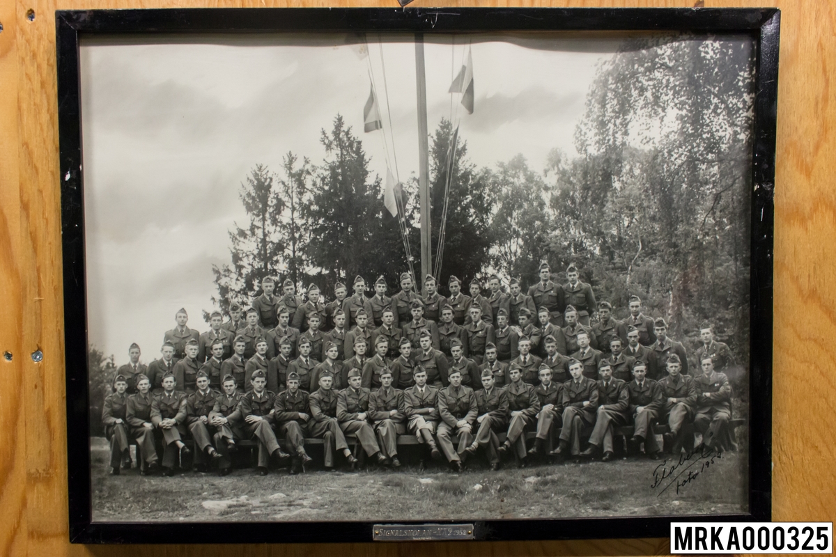 Fotografi taget på befäl och soldater som genomfört grundläggande soldatutbildning på 1:a Batteriet KA 2.
Fotografiet taget vid Signalskolan på Gräsvik KA 2.
Flobergs Foto 1952.