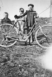 Lita jente med stor sykkel, barn. Alf Nilsen, Jan Fredrik Kl