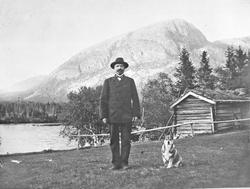 Mann med liten hund. Stasjonsm. Maaran, Barkald, Smia i bakg