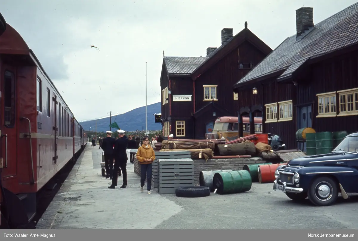 Hjerkinn stasjon med nordgående dagtog ved plattformen : togfører gir klarsignal
