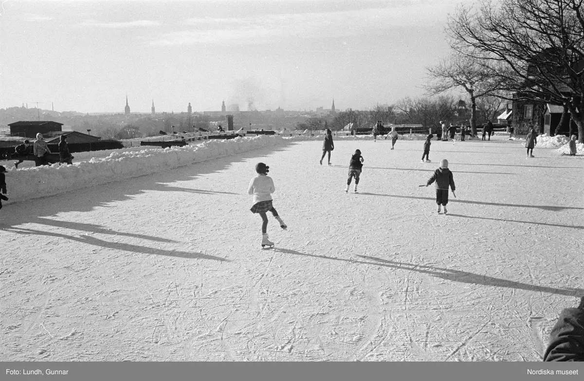 Skansen, Stockholm. Skridskoåkning på Sollidenplans isbana.