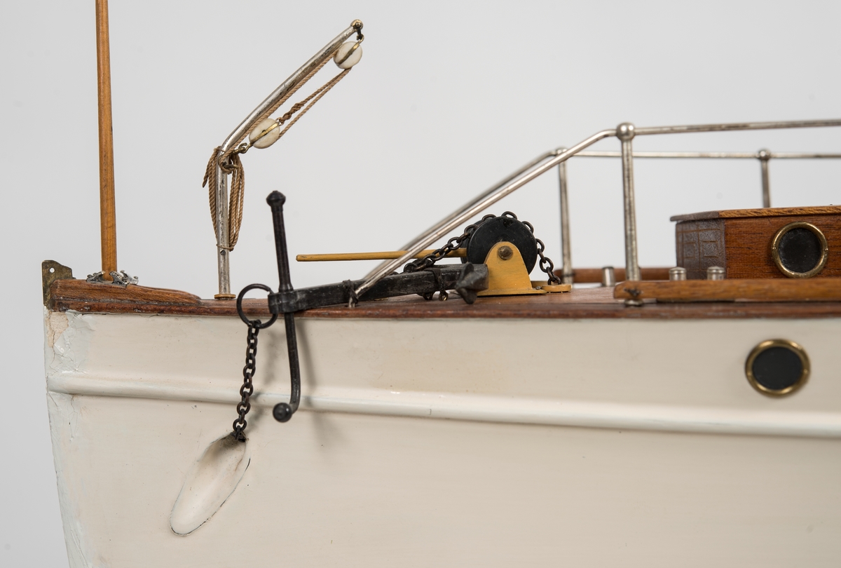 Fullt utrustad modell med livbåt i dävertar.