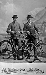 Portrett av to unge menn med sykkel. Ola Grimsbo og Strålber