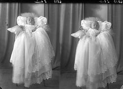 Portrett. Dåpsbarn i dåpskjole. Bestilt av Fru Ellen Mæland.