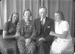 Gruppebilde. Familiegruppe på fire. Mann, kvinne og to unge 