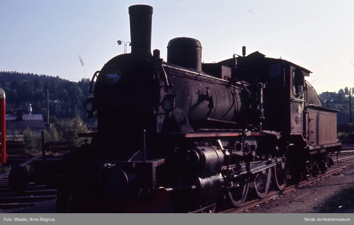 Damplokomotiv type 27a nr. 296 med tender fra lok 220
