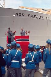 Per M. Hansen taler på et flaggdekket podium. "Nor Freeze I"