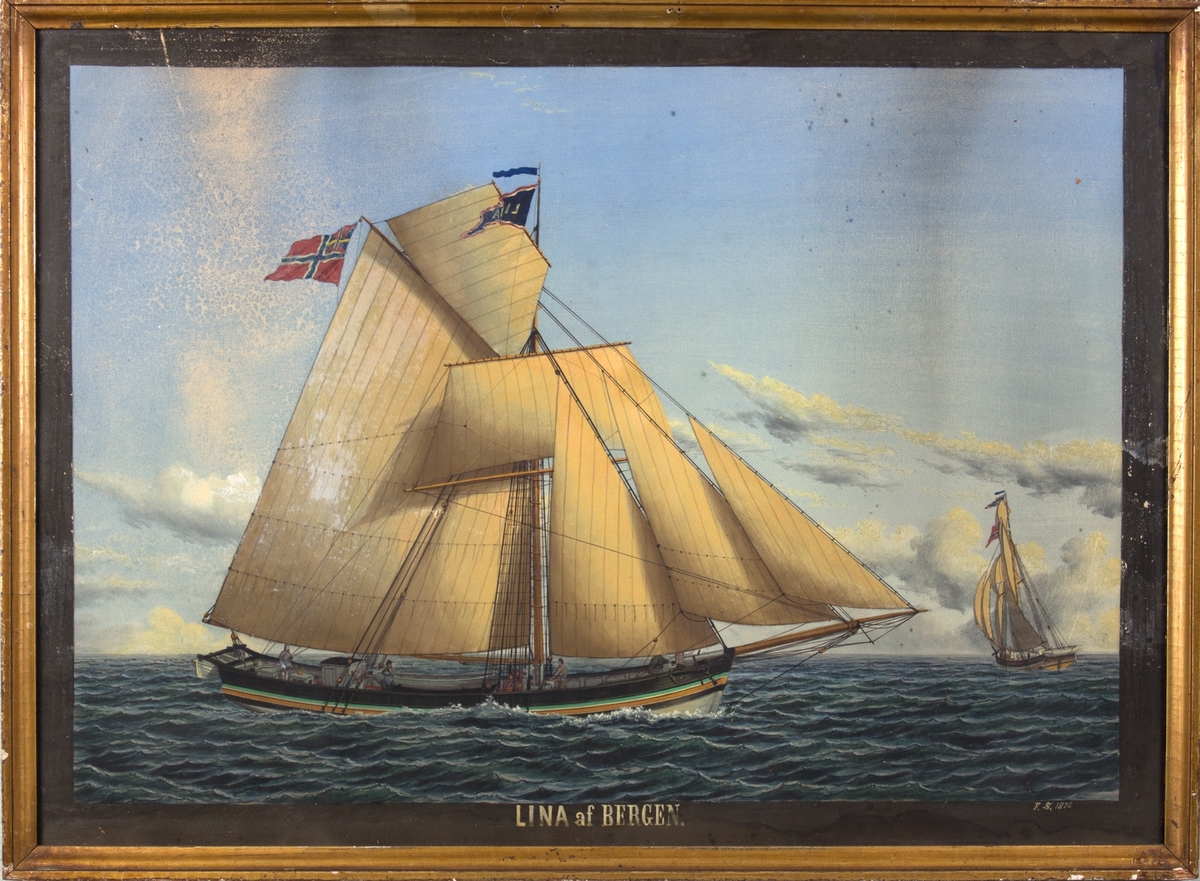 Skipsportrett av jakt LINA seilende for bidevind. Tre mann i arbeid på dekk. Samme skip sees også fra akter til høyre i motivet.