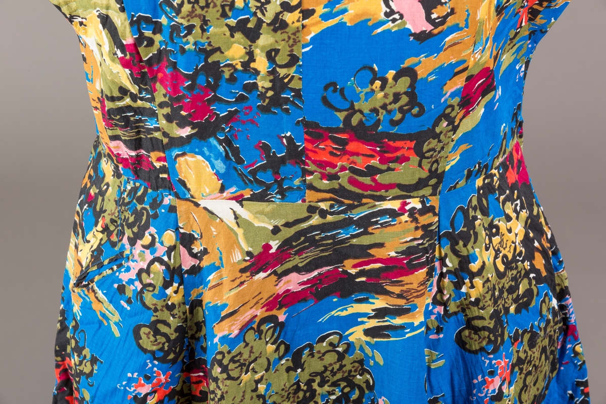 Spanskinspirert motiv med hus, hester og trær